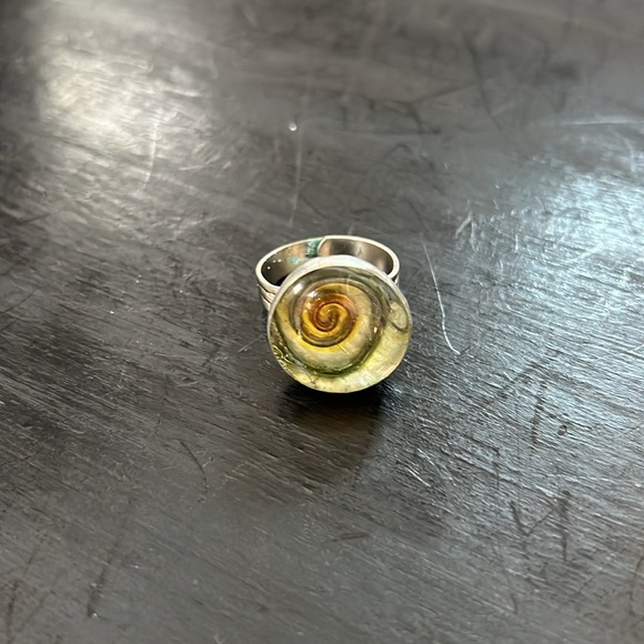 Round statement ring silver toned base glass top with green amber swirl pattern - Picture 6 of 8